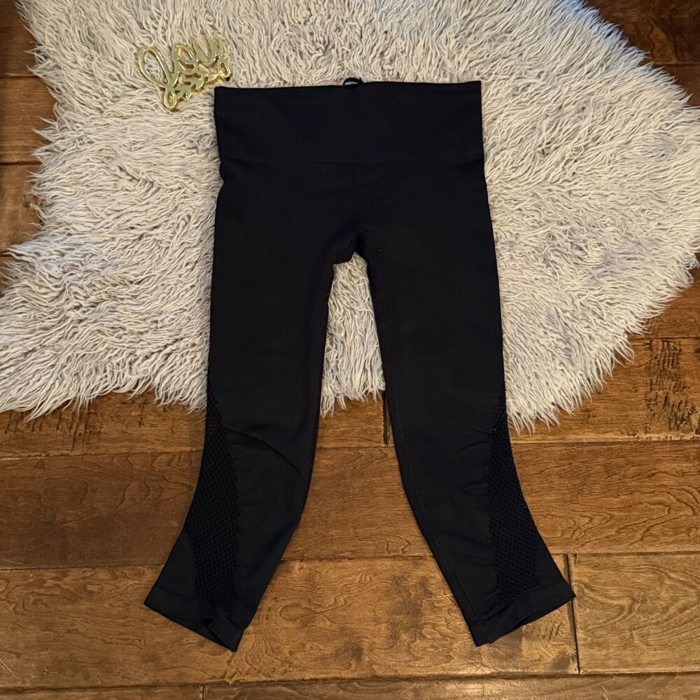 Athleta Breakthrough Laser Cut Capri Leggings Black Size Small Activewear
